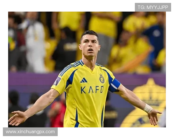 足球明星因伤瘸腿走路展现坚韧精神引发球迷热议与感动