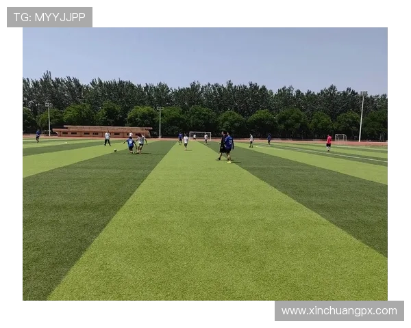 足球明星在赛场上如风般疾驰轻松甩开对手的精彩瞬间